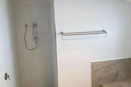 Spacious Modern Home Outstanding Views Sleeps 9 Hobart Exterior photo