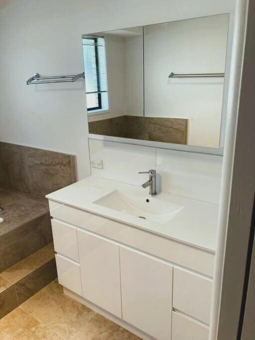 Spacious Modern Home Outstanding Views Sleeps 9 Hobart Exterior photo