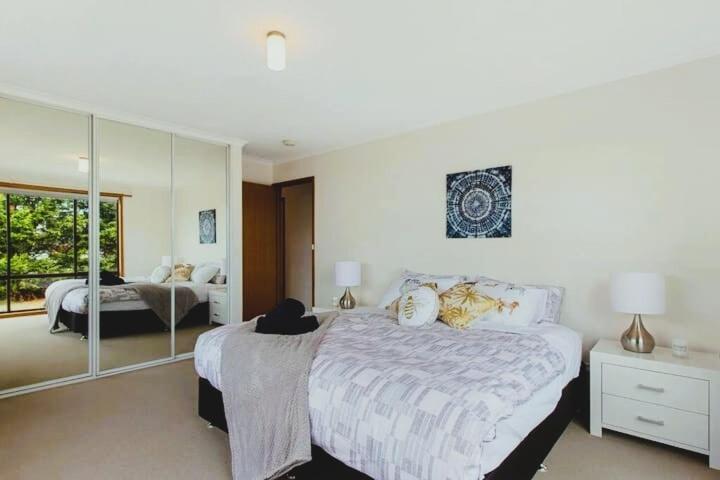 Spacious Modern Home Outstanding Views Sleeps 9 Hobart Exterior photo